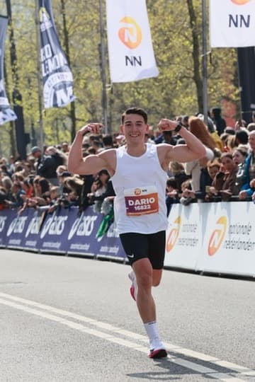 Dario viert de finish van de Marathon Rotterdam 2026